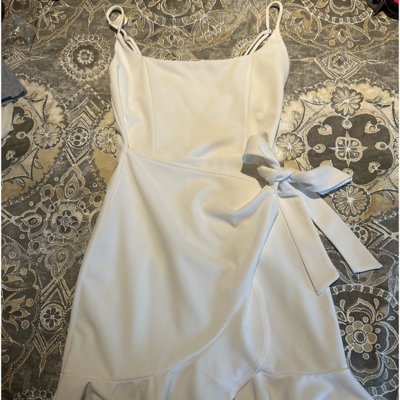 White Ruffel Wrap Dreas - Picture 1 of 4